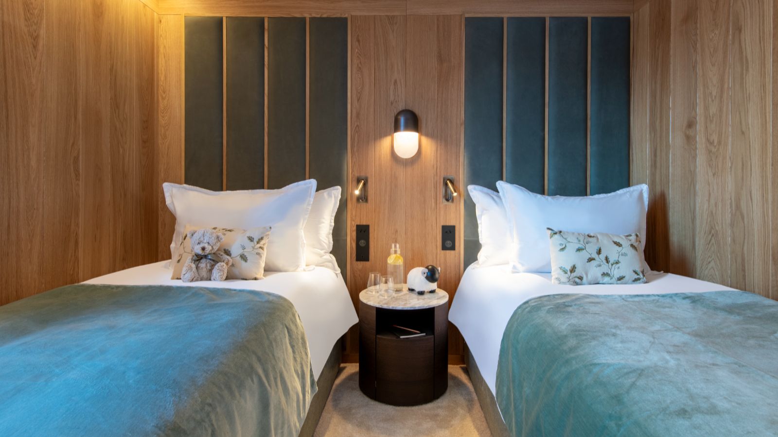 Luxury-Ski-Chalet-Courchevel-1850-Sasha-Apartment-4-Oxford-Ski-Bedroom (12).jpg