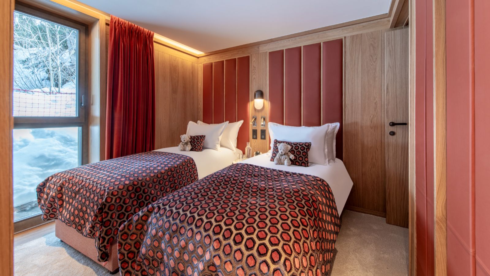 Luxury-Ski-Chalet-Courchevel-1850-Sasha-Apartment-4-Oxford-Ski-Bedroom (14).jpg