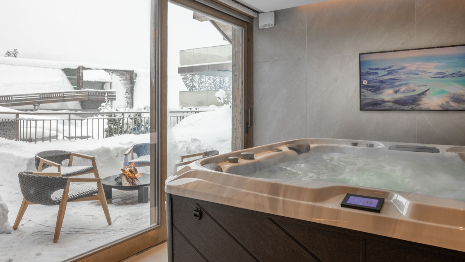 Luxury-Ski-Chalet-Courchevel-1850-Sasha-Apartment-4-Oxford-Ski-Hot-Tub.jpg