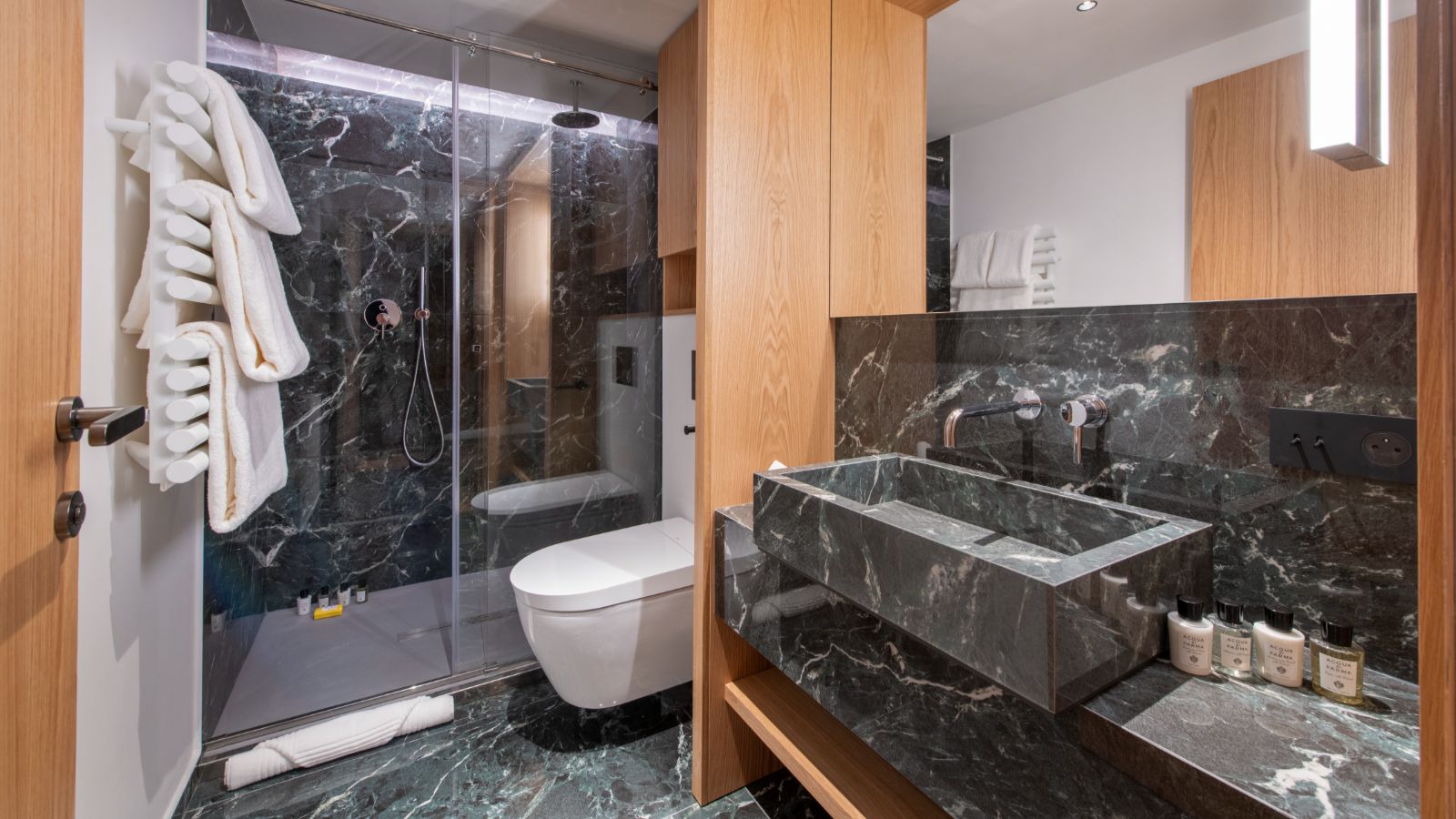 Luxury-Ski-Chalet-Courchevel-1850-Sasha-Apartment-4-Oxford-Ski-Bathroom.jpg