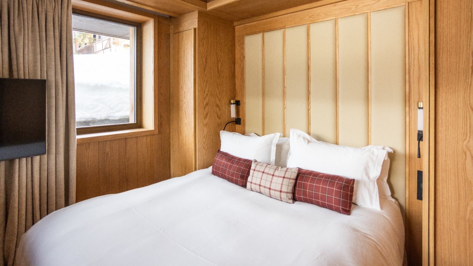 Luxury-Ski-Apartment-Courchevel-1850-Sasha-Apartment-3-Oxford-Ski-Bedroom (2).jpg