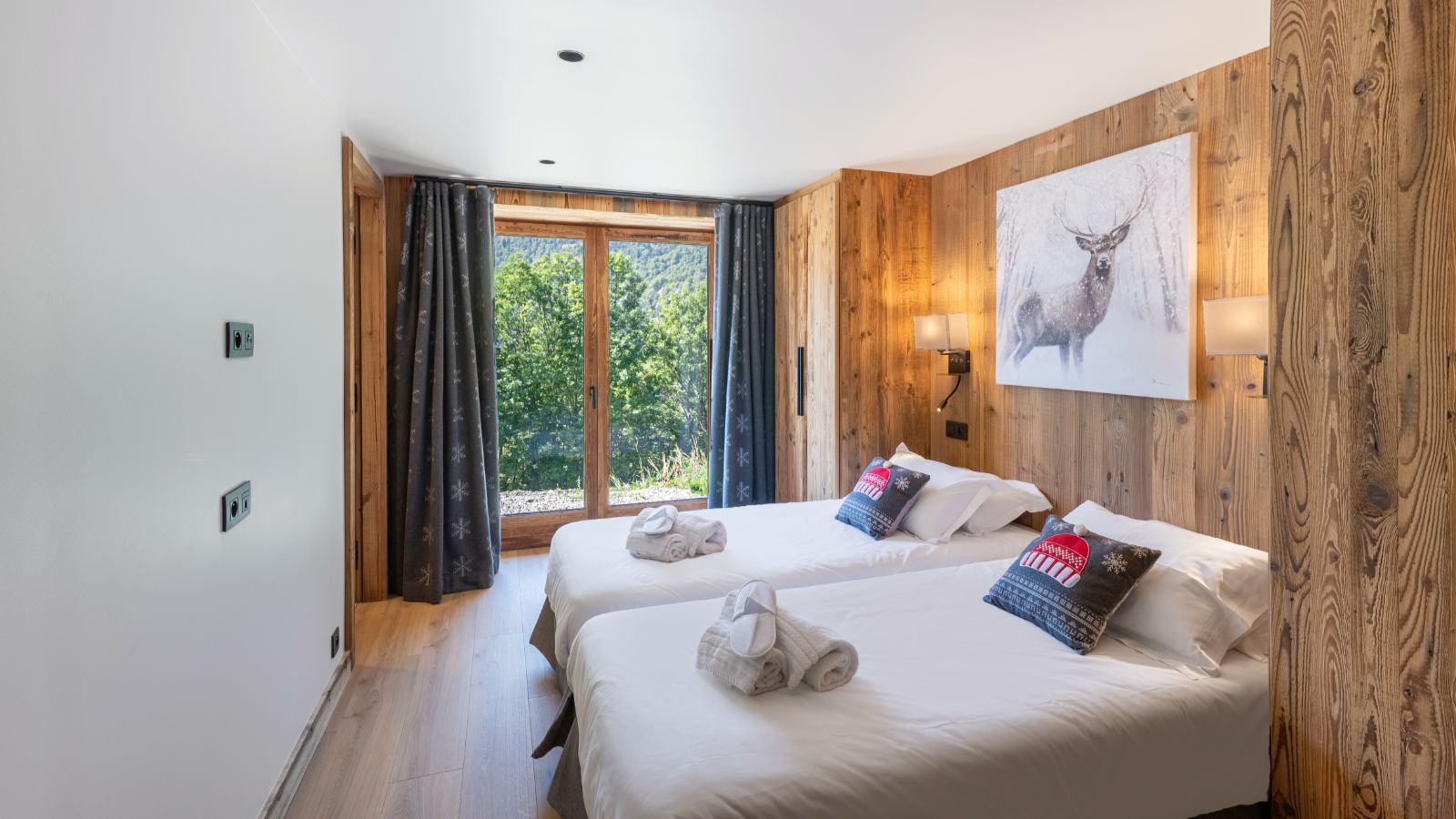 Luxury-Ski-Chalet-Meribel-Chalet-Carriaz-Oxford-Ski-Bedroom (8).jpg