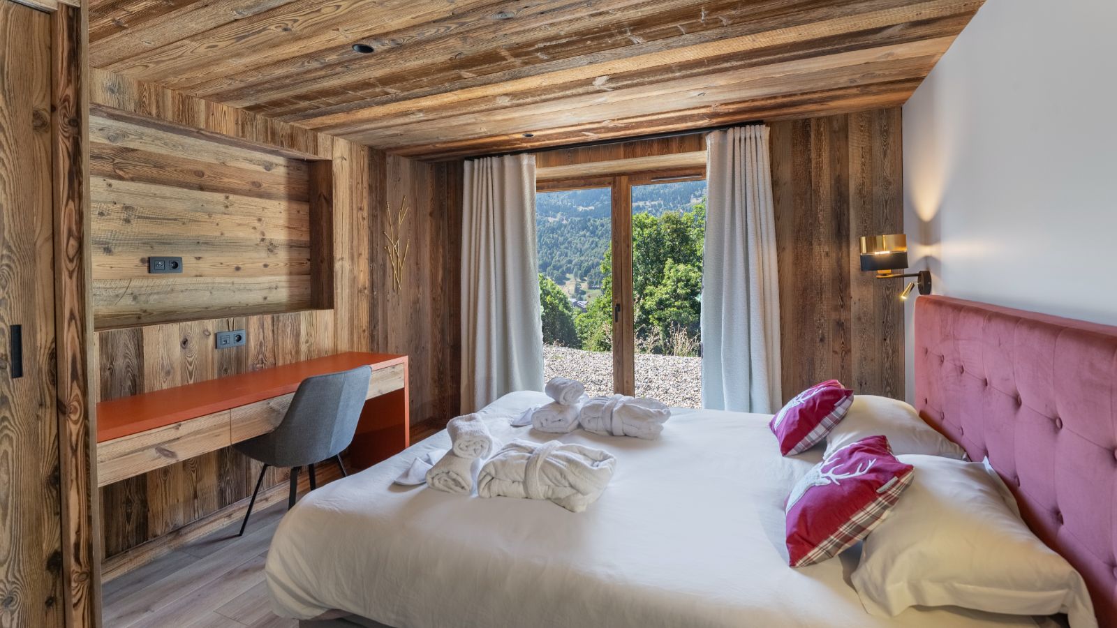 Luxury-Ski-Chalet-Meribel-Chalet-Carriaz-Oxford-Ski-Bedroom (10).jpg