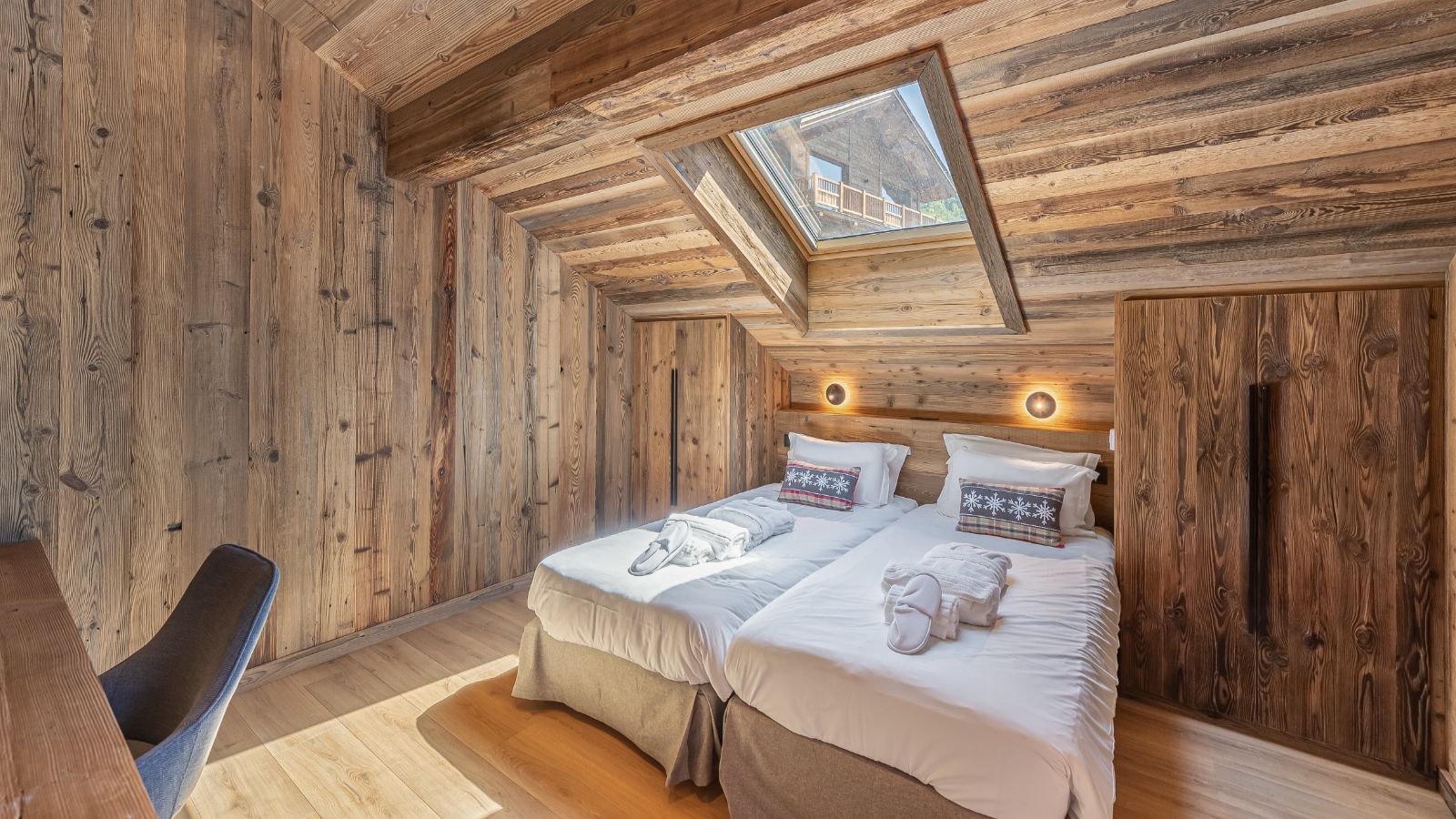 Luxury-Ski-Chalet-Meribel-Chalet-Carriaz-Oxford-Ski-Bedroom (17).jpg