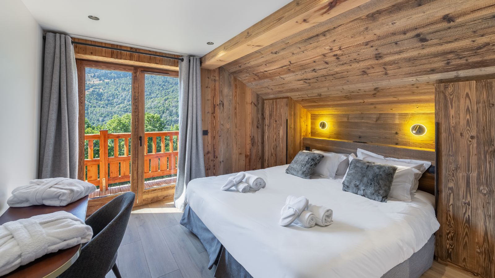 Luxury-Ski-Chalet-Meribel-Chalet-Carriaz-Oxford-Ski-Bedroom (18).jpg