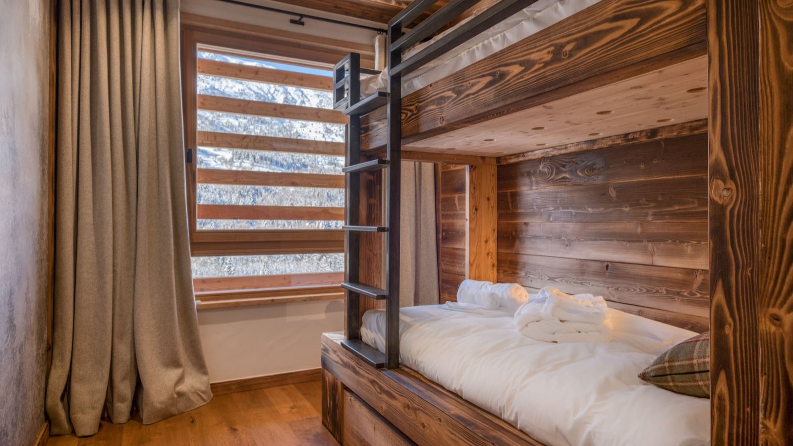 Luxruy-Ski-Chalet-Myriam-Meribel-OSC-Bunkroom (2).jpg