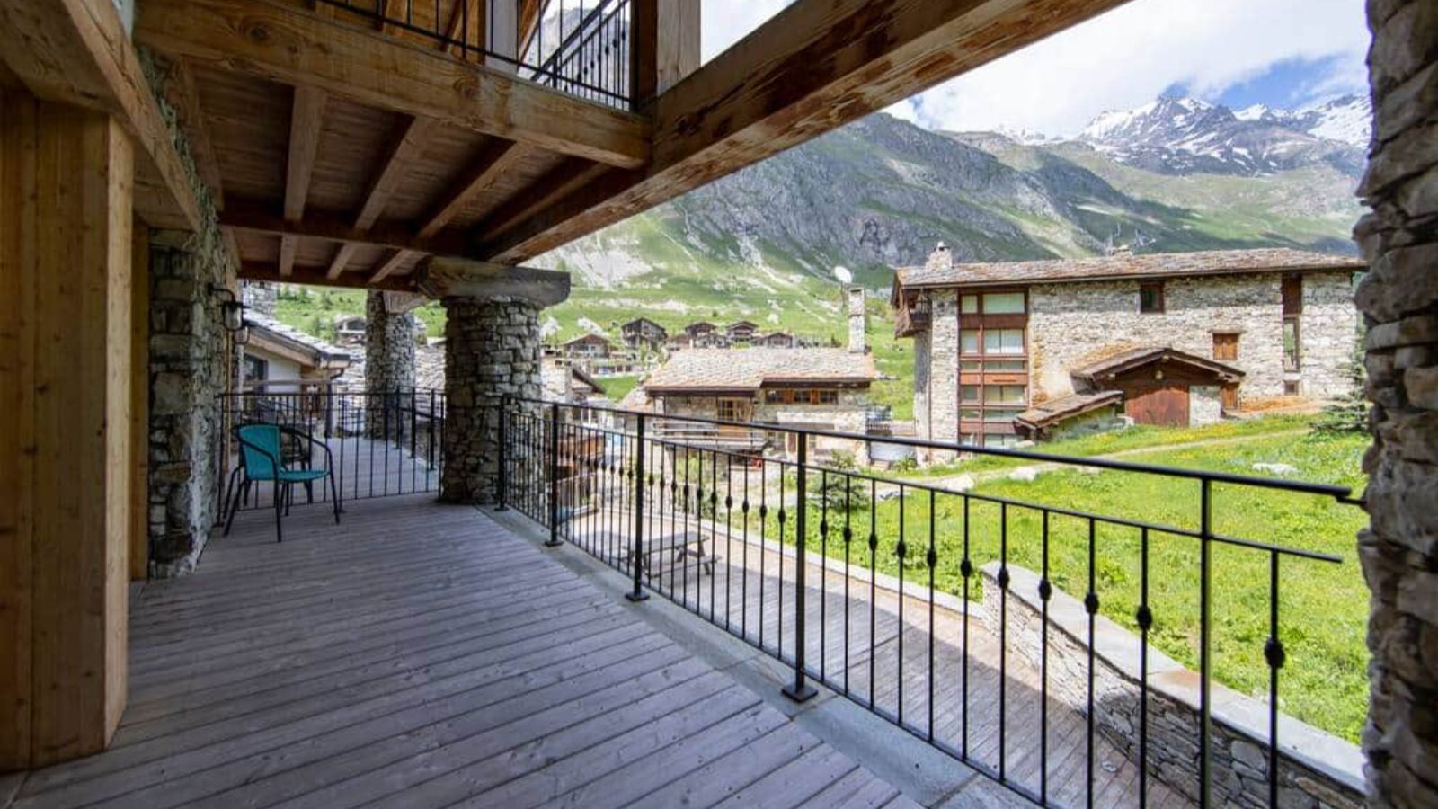 Luxury-Ski-Chalet-Vald'Isere-Chalet Vanoise-OSC-Balcony (2).jpg