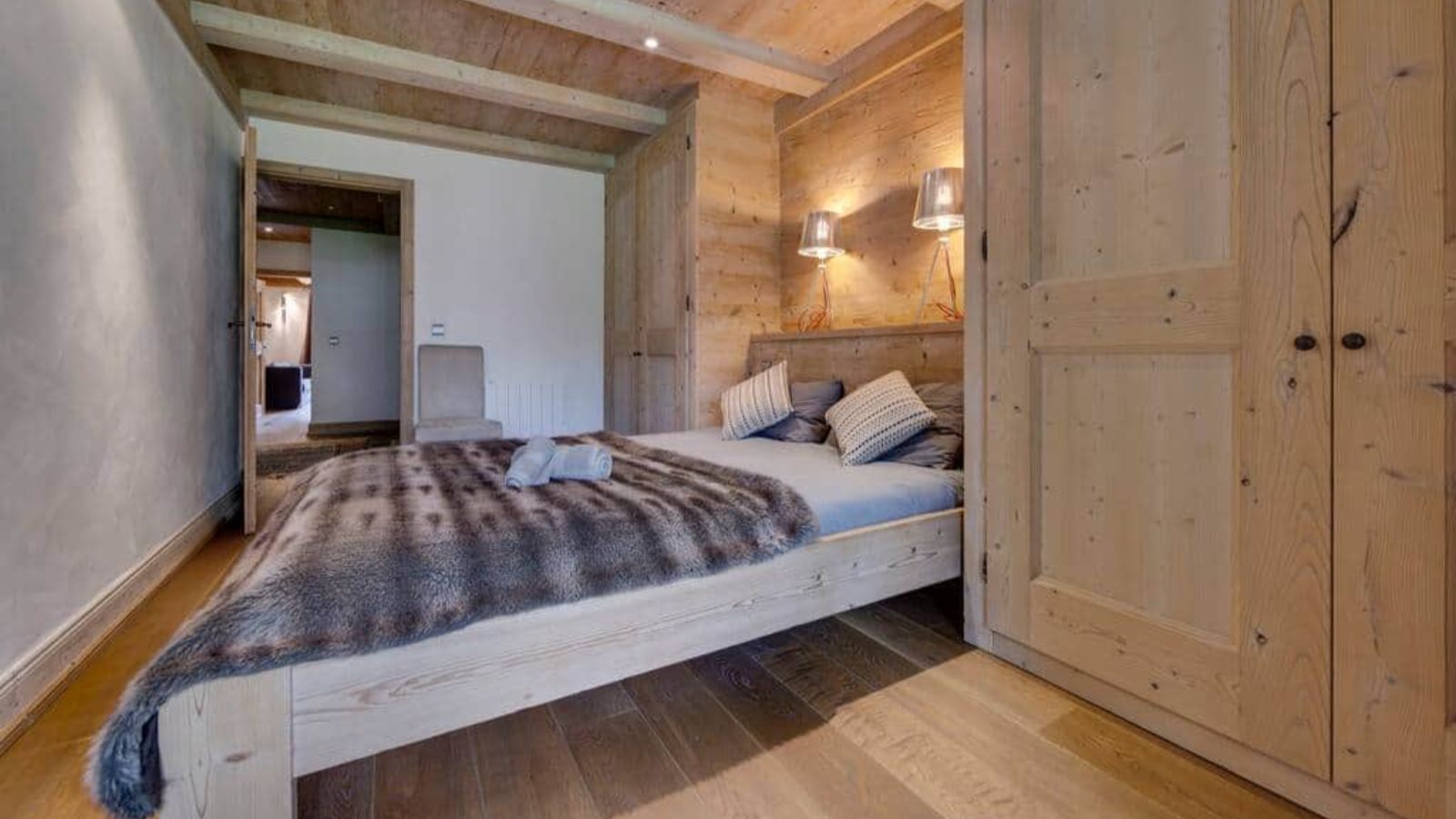 Luxury-Ski-Chalet-Vald'Isere-Chalet Vanoise-OSC-Bedroom (2).jpg