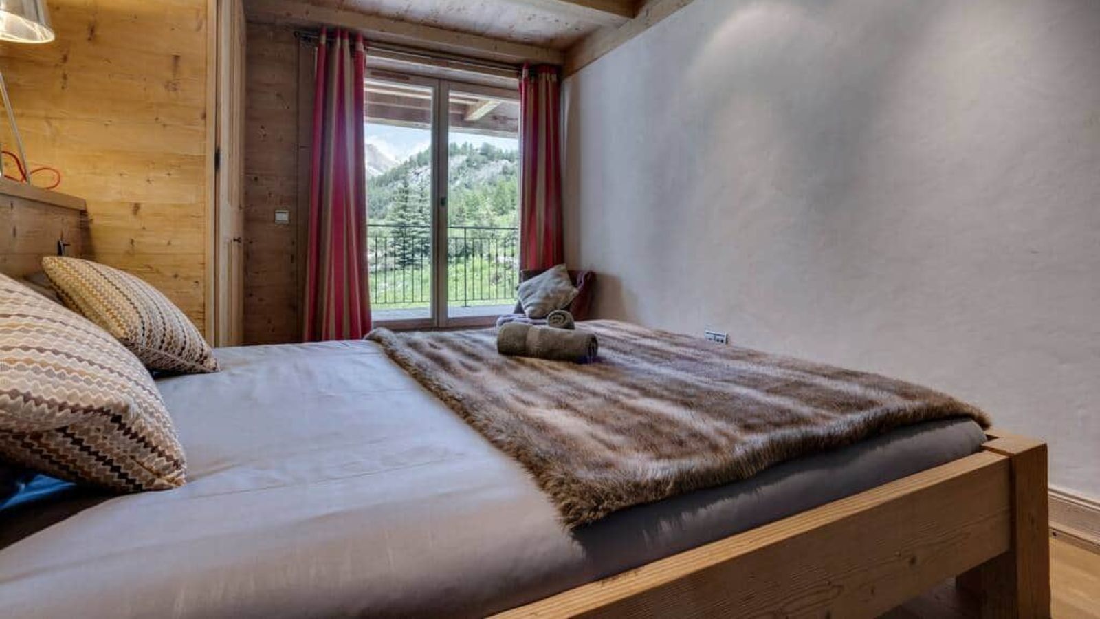 Luxury-Ski-Chalet-Vald'Isere-Chalet Vanoise-OSC-Bedroom (3).jpg
