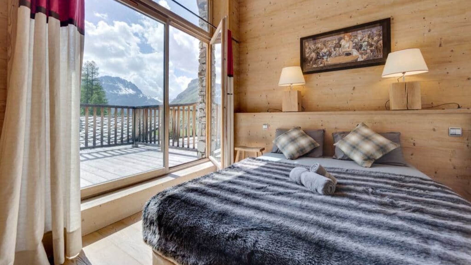 Luxury-Ski-Chalet-Vald'Isere-Chalet Vanoise-OSC-Bedroom (4).jpg