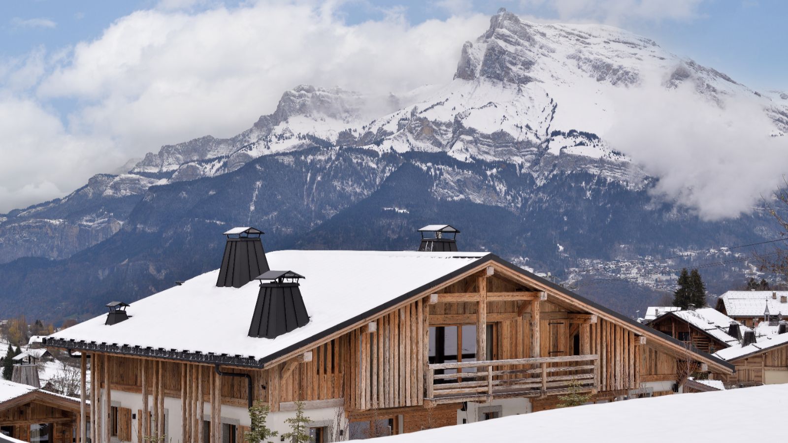 Luxury-Ski-Apartment- Megeve-Chalet-de-la-Croix-Oxford-Ski-Outdoor (1).jpg