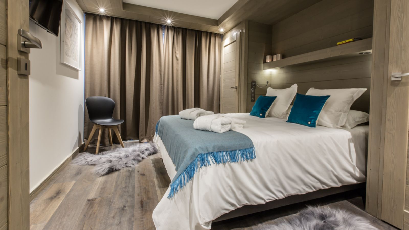 Luxury-Ski-Chalet-Courchevel-1650-Le-C-Resort-Oxford-Ski-Bedroom (12).jpg