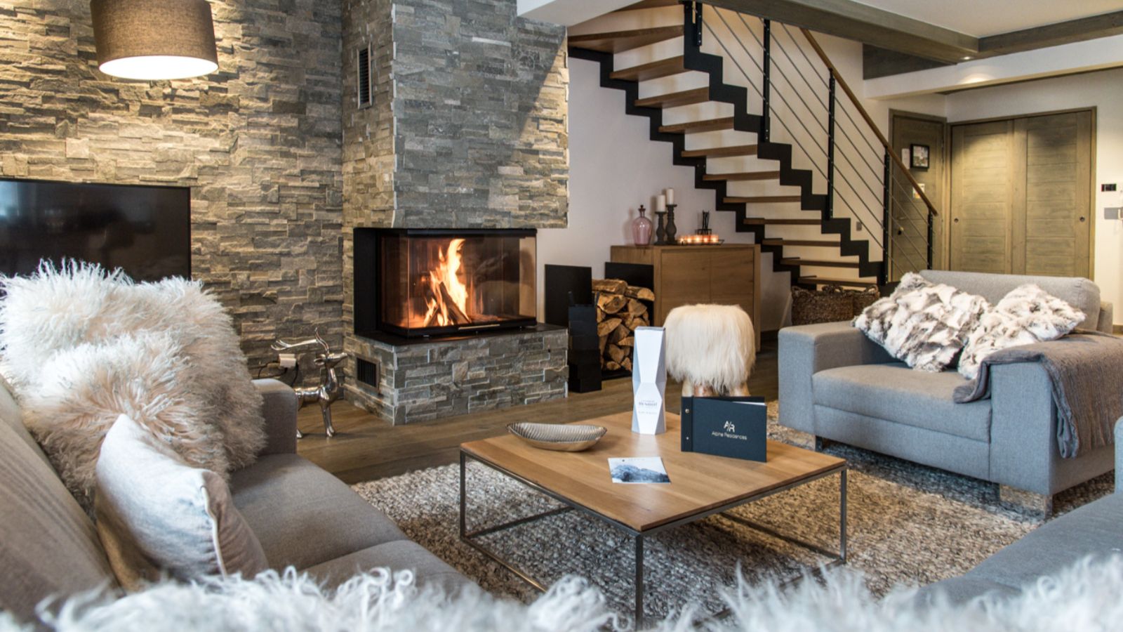 Luxury-Ski-Chalet-Courchevel-1650-Le-C-Resort-Oxford-Ski-Lounge.jpg