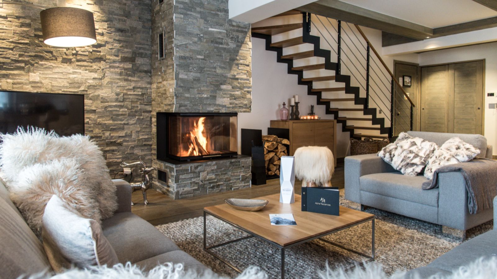Luxury-Ski-Chalet-Courchevel-1650-Le-C-Resort-Oxford-Ski-Lounge5.jpg