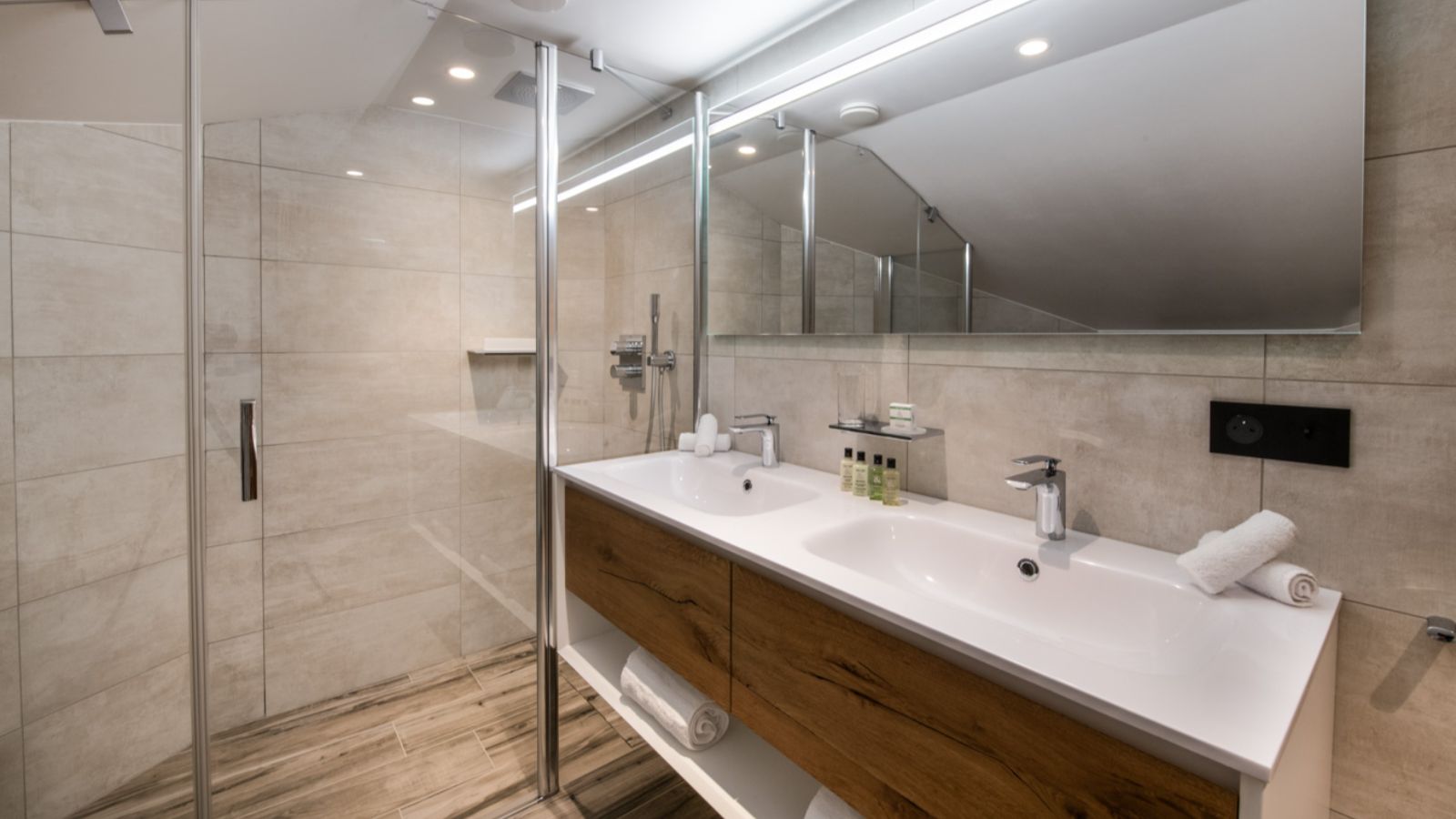 Luxury-Ski-Chalet-Courchevel-1650-Makalu-Oxford-Ski-Bathroom.jpg