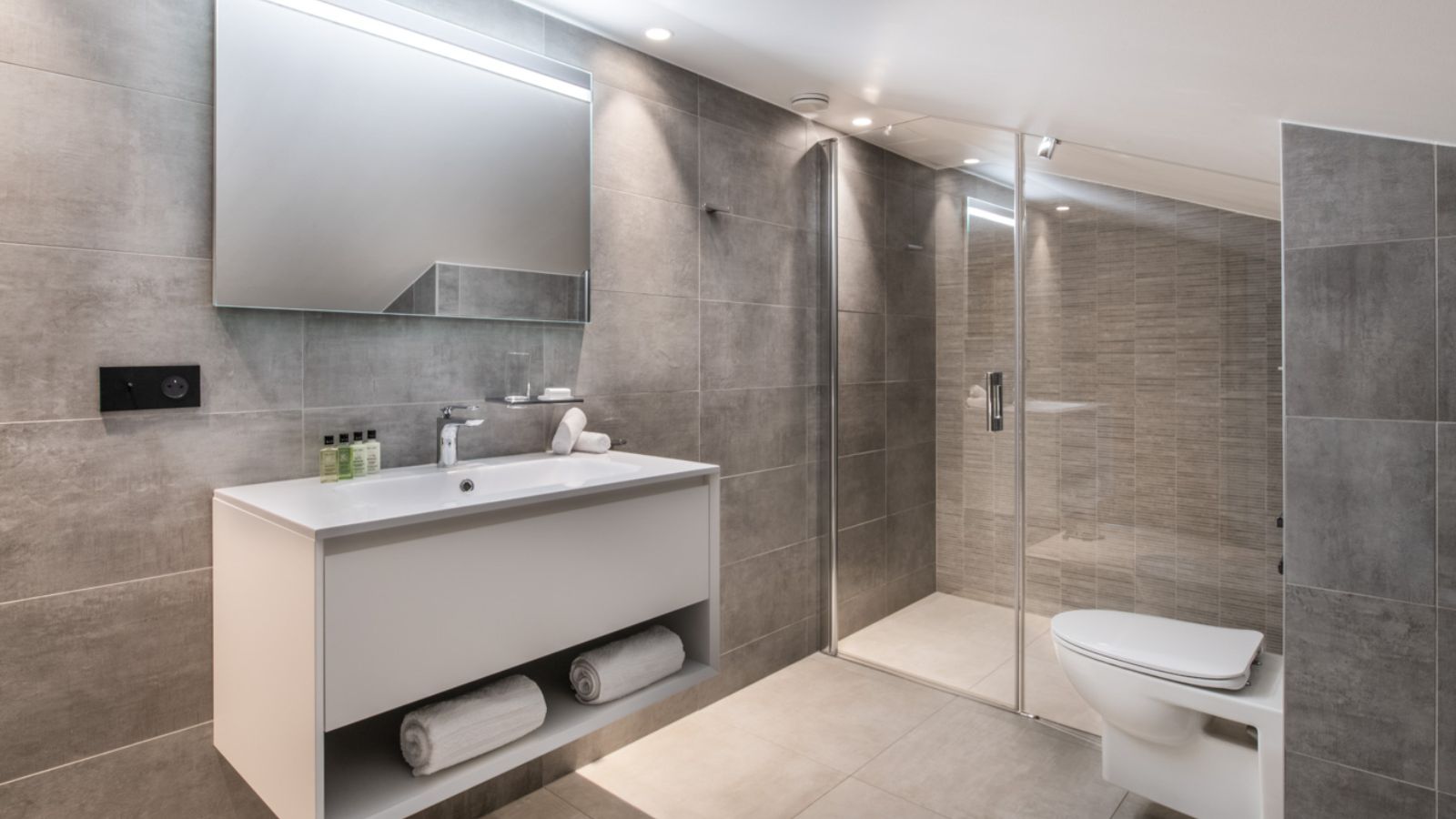 Luxury-Ski-Chalet-Courchevel-1650-Makalu-Oxford-Ski-Bathroom2.jpg