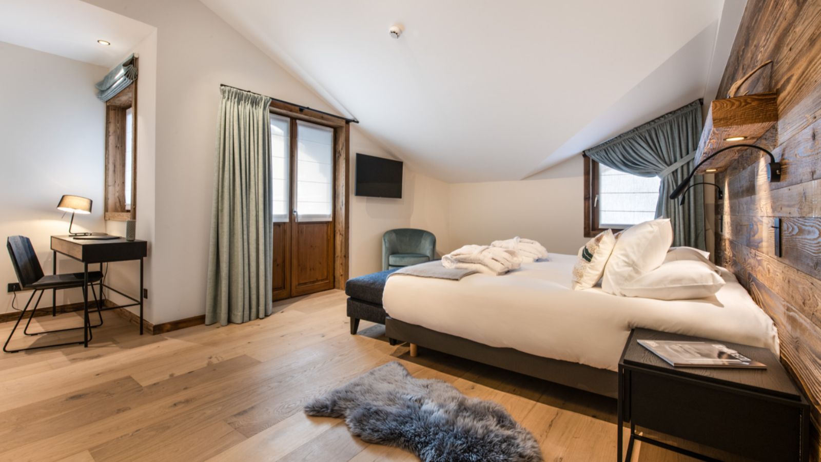 Luxury-Ski-Chalet-Courchevel-1650-Makalu-Oxford-Ski-Bedroom (1).jpg