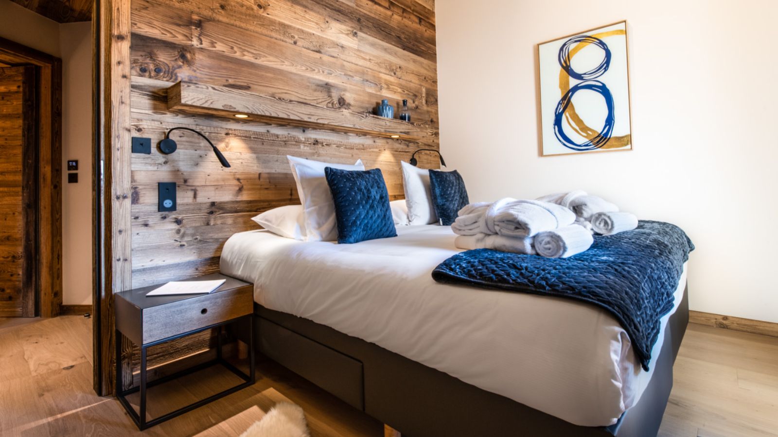 Luxury-Ski-Chalet-Courchevel-1650-Makalu-Oxford-Ski-Bedroom (5).jpg