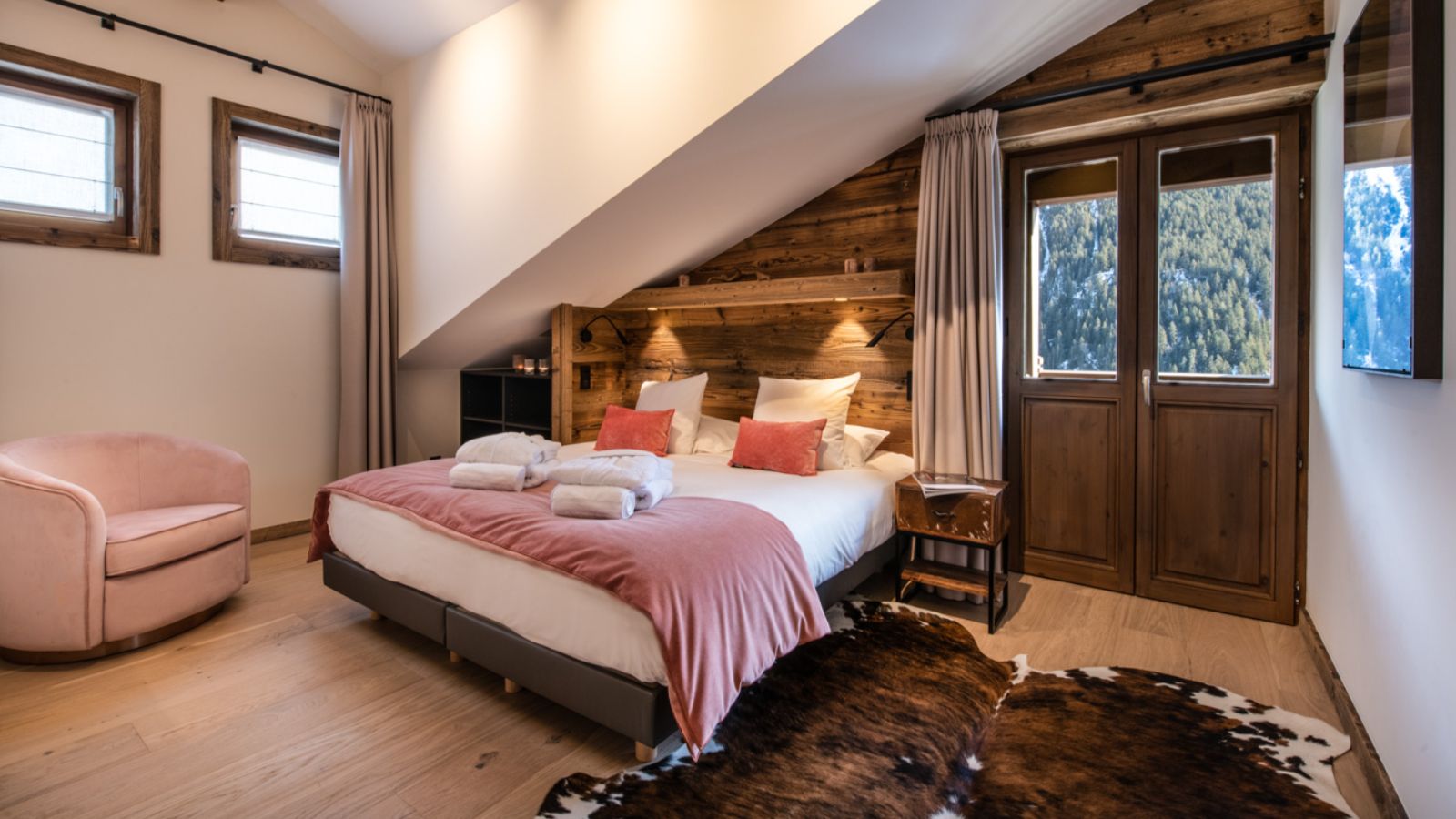 Luxury-Ski-Chalet-Courchevel-1650-Makalu-Oxford-Ski-Bedroom (6).jpg