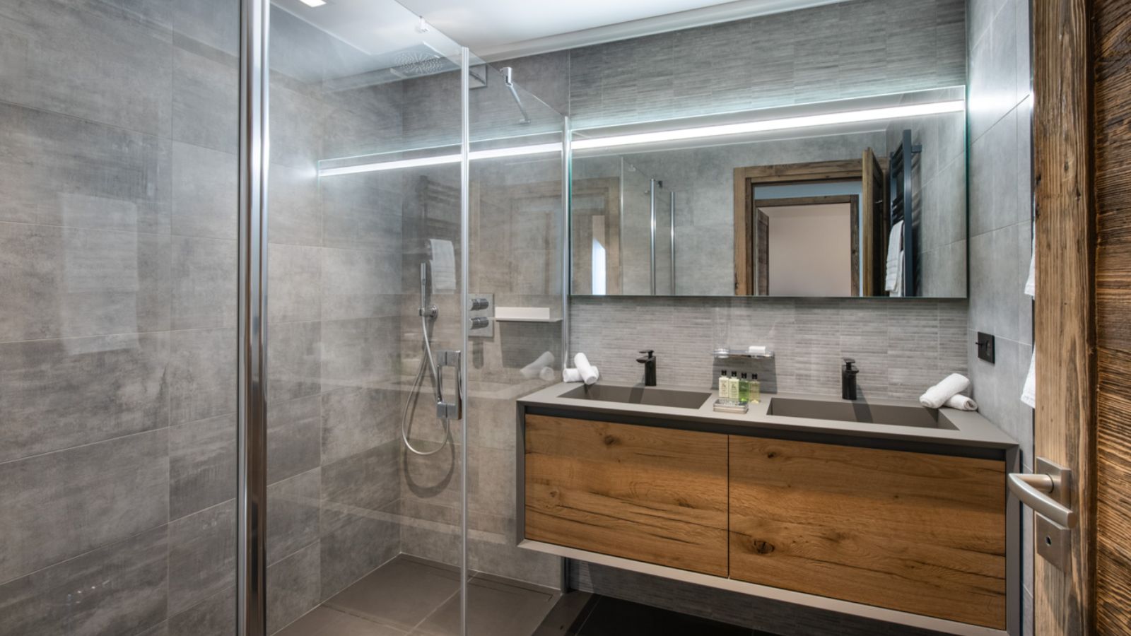 Luxury-Ski-Chalet-Courchevel-1650-Kinabalu-Oxford-Ski-Bathroom2.jpg