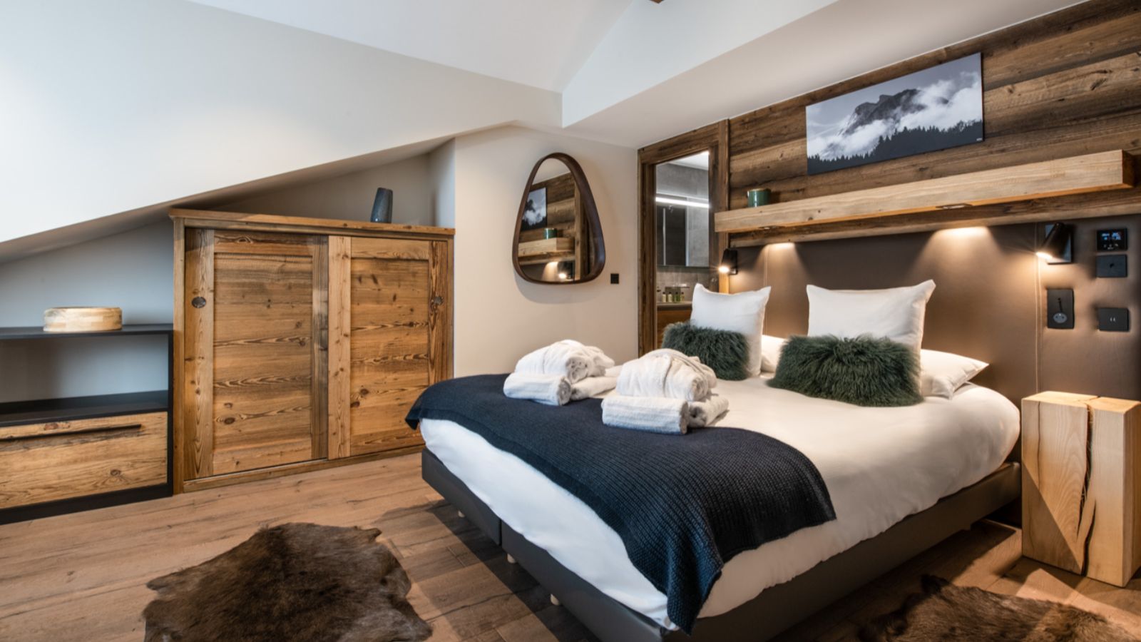 Luxury-Ski-Chalet-Courchevel-1650-Kinabalu-Oxford-Ski-Bedroom (4).jpg
