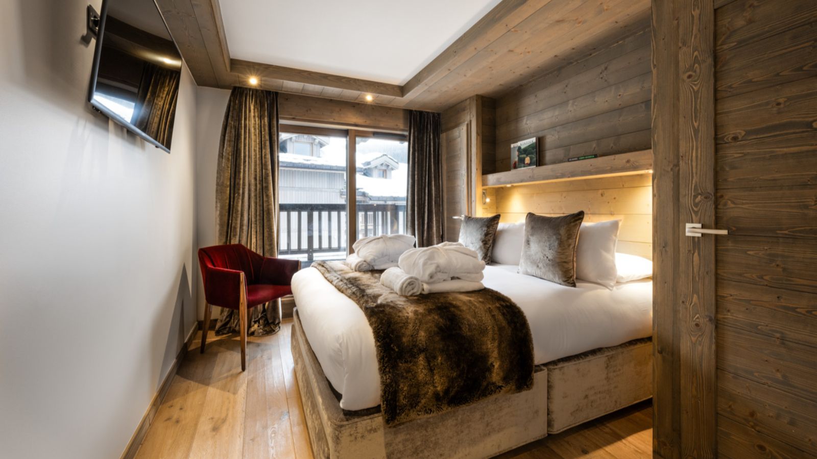 Luxury-Ski-Chalet-Courchevel-1650-Paragon-Le-C-Oxford-Ski-Bedroom (5).jpg