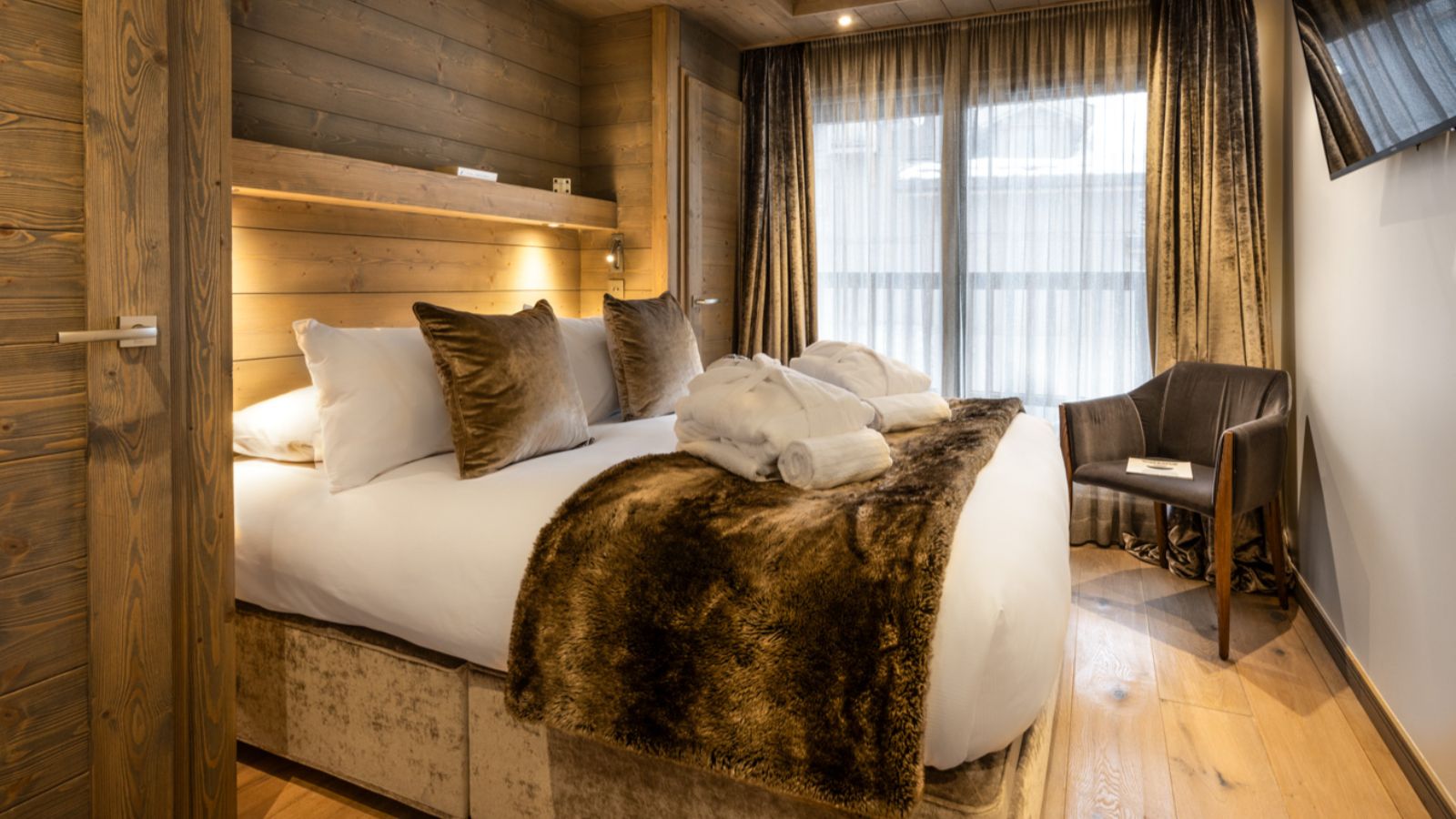 Luxury-Ski-Chalet-Courchevel-1650-Paragon-Le-C-Oxford-Ski-Bedroom (6).jpg