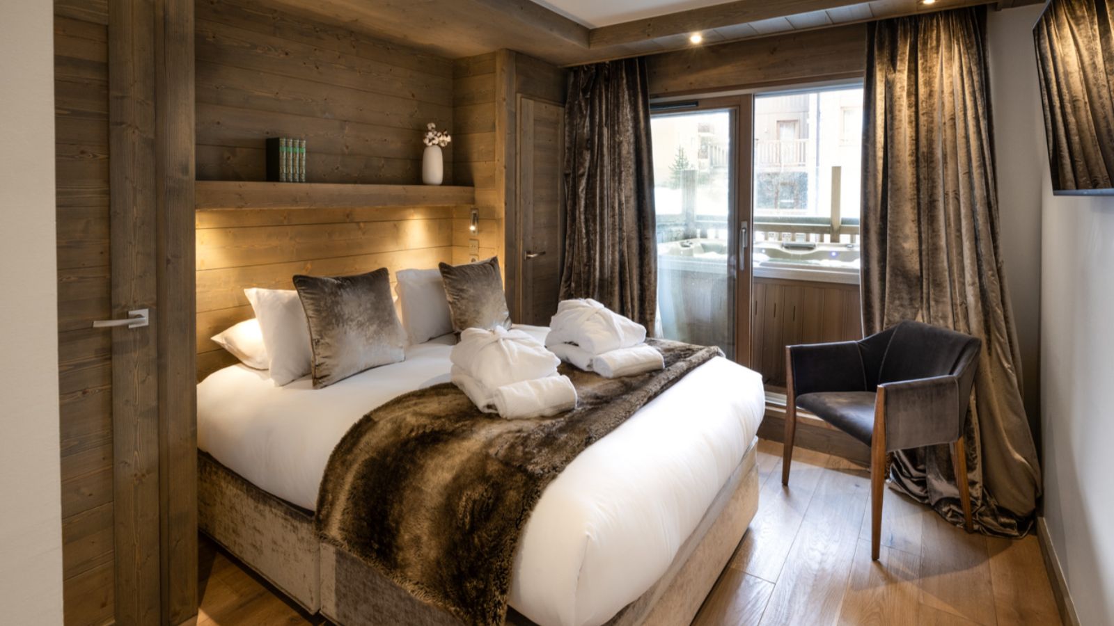 Luxury-Ski-Chalet-Courchevel-1650-Paragon-Le-C-Oxford-Ski-Bedroom (7).jpg
