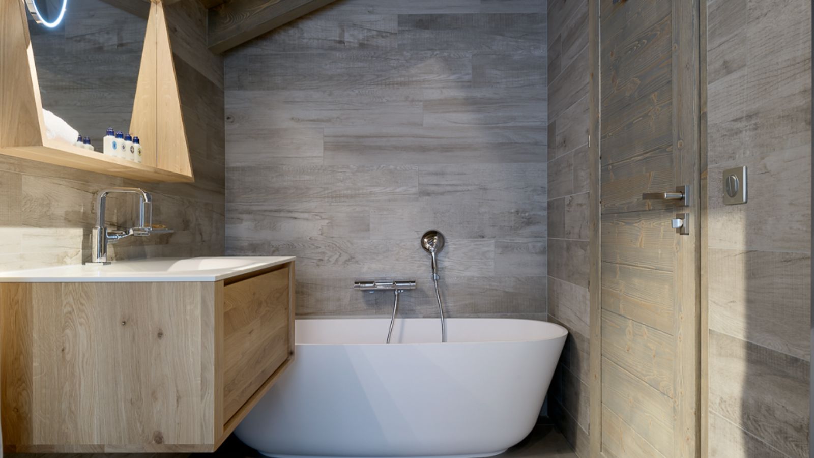 Luxury-Ski-Chalet-Courchevel-1650-Koh-I-Nor-Oxford-Ski-Bathroom2.jpg