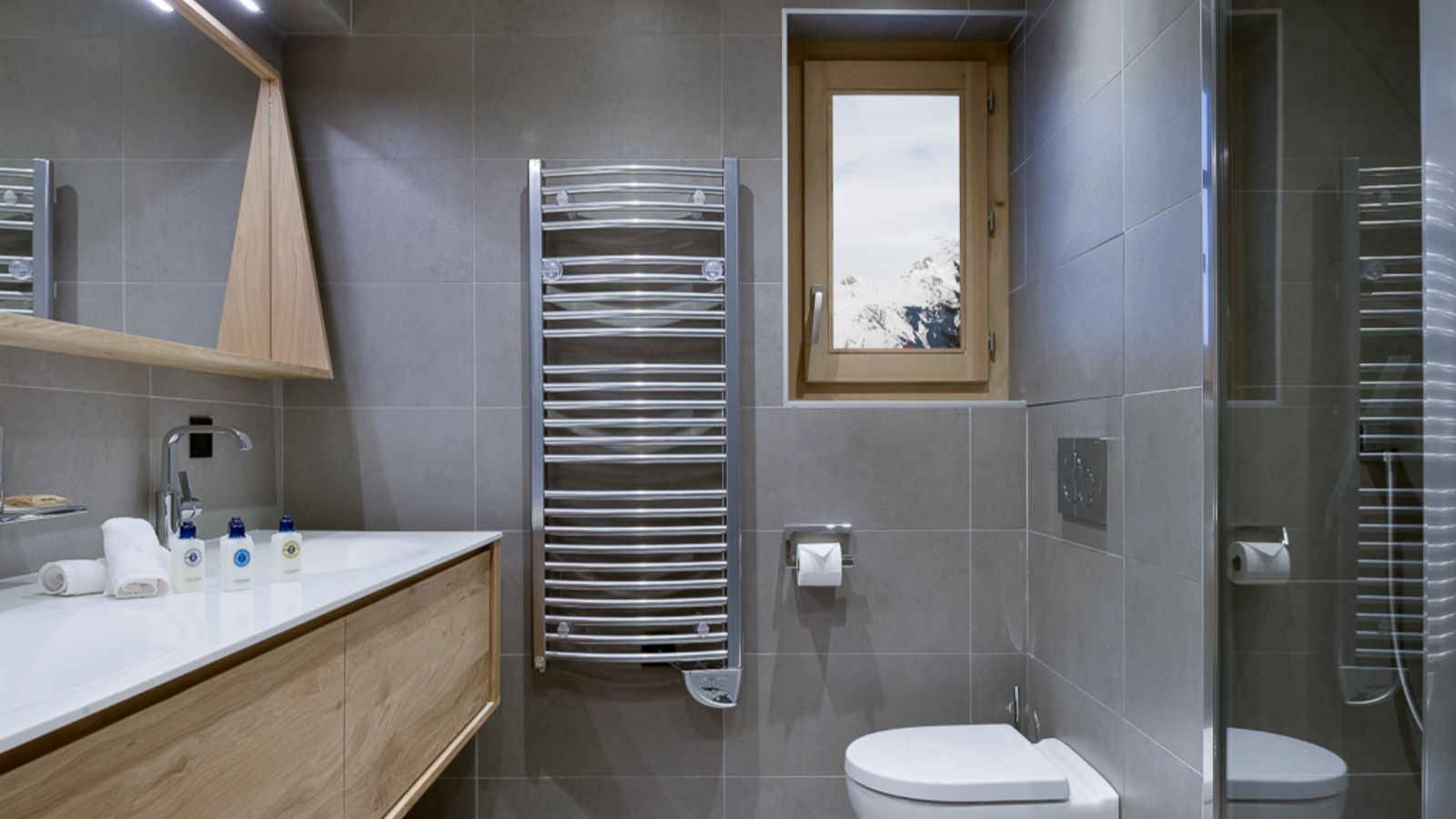 Luxury-Ski-Chalet-Courchevel-1650-Koh-I-Nor-Oxford-Ski-Bathroom3.jpg