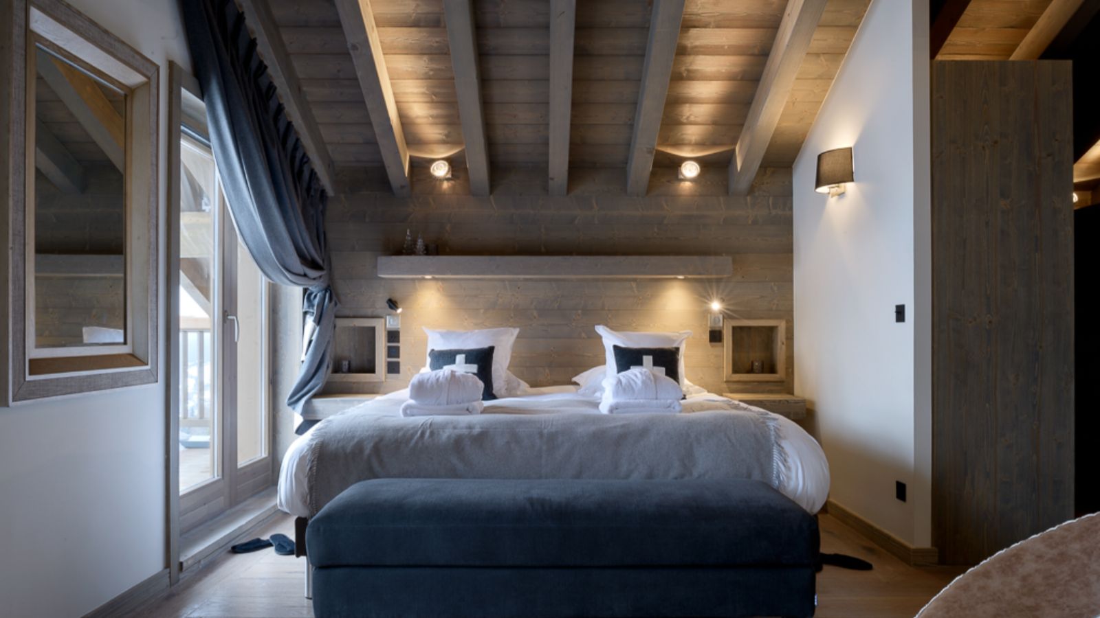 Luxury-Ski-Chalet-Courchevel-1650-Koh-I-Nor-Oxford-Ski-Bedroom (2).jpg