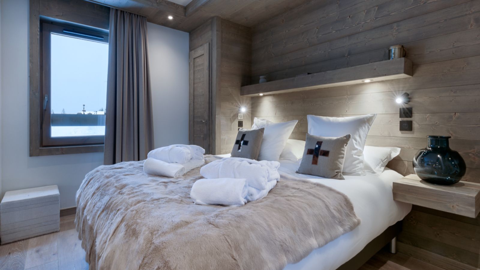 Luxury-Ski-Chalet-Courchevel-1650-Koh-I-Nor-Oxford-Ski-Bedroom (12).jpg