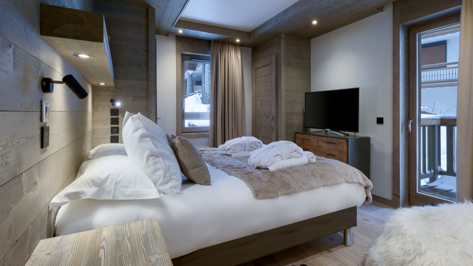 Luxury-Ski-Chalet-Courchevel-1650-Koh-I-Nor-Oxford-Ski-Bedroom (13).jpg