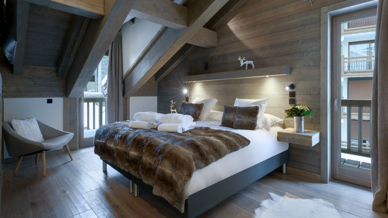Luxury-Ski-Chalet-Courchevel-1650-Koh-I-Nor-Oxford-Ski-Bedroom (14).jpg