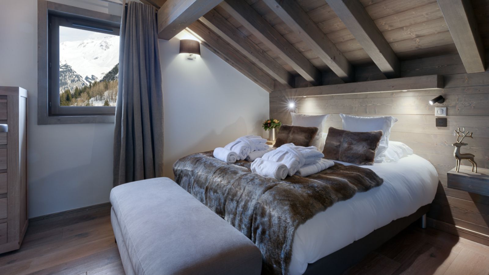 Luxury-Ski-Chalet-Courchevel-1650-Koh-I-Nor-Oxford-Ski-Bedroom (15).jpg