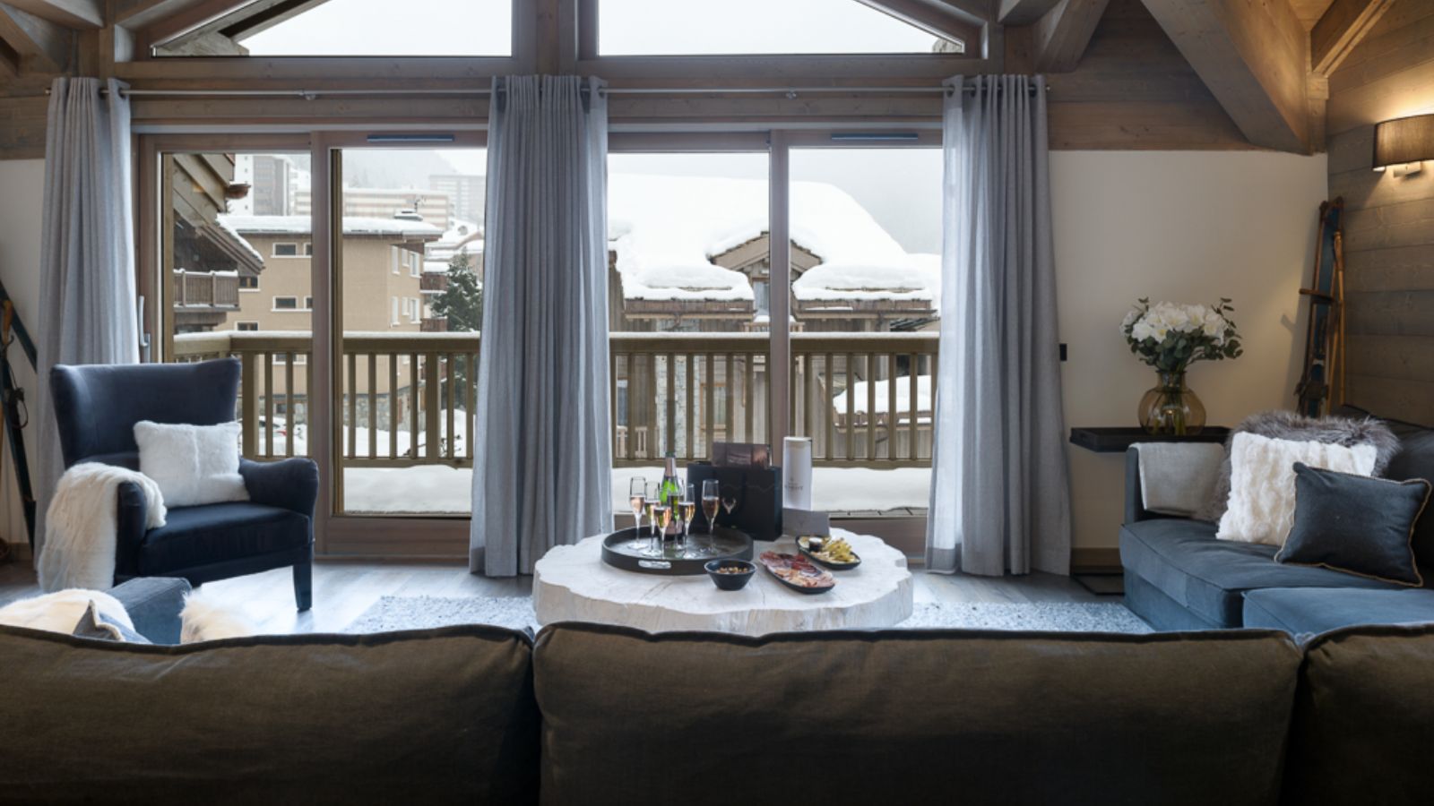 Luxury-Ski-Chalet-Courchevel-1650-Koh-I-Nor-Oxford-Ski-Lounge2.jpg