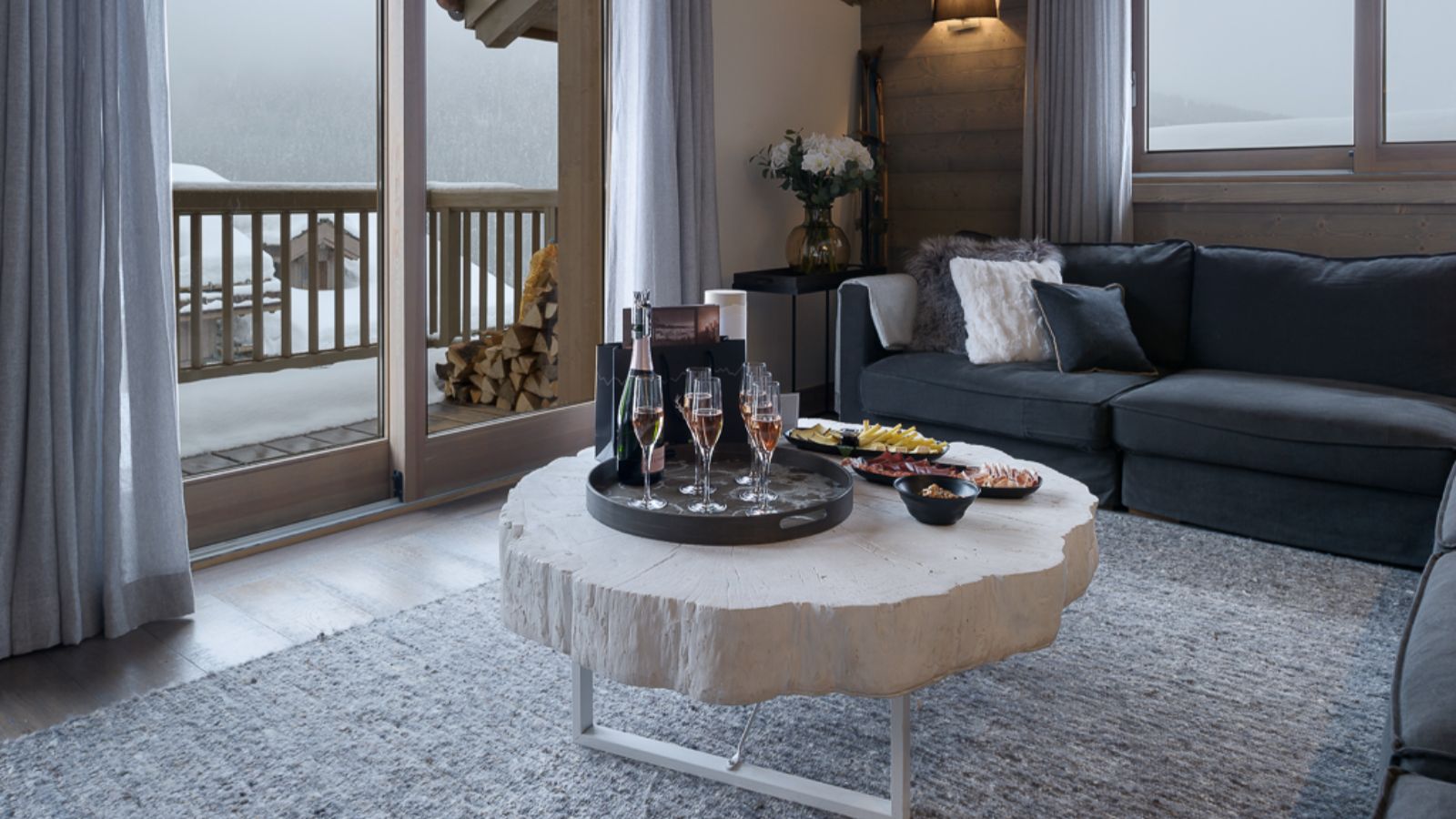 Luxury-Ski-Chalet-Courchevel-1650-Koh-I-Nor-Oxford-Ski-Lounge4.jpg