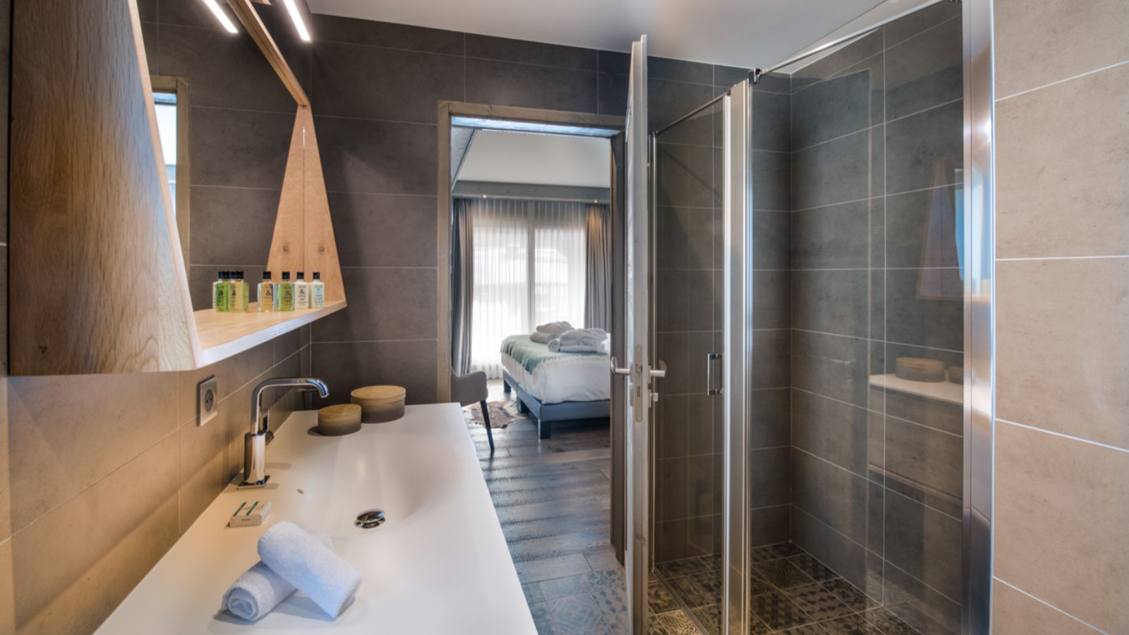 Luxury-Ski-Chalet-Courchevel-1650-D15-Penthouse-Le-C-Resort-Oxford-Ski-Bathroom.jpg