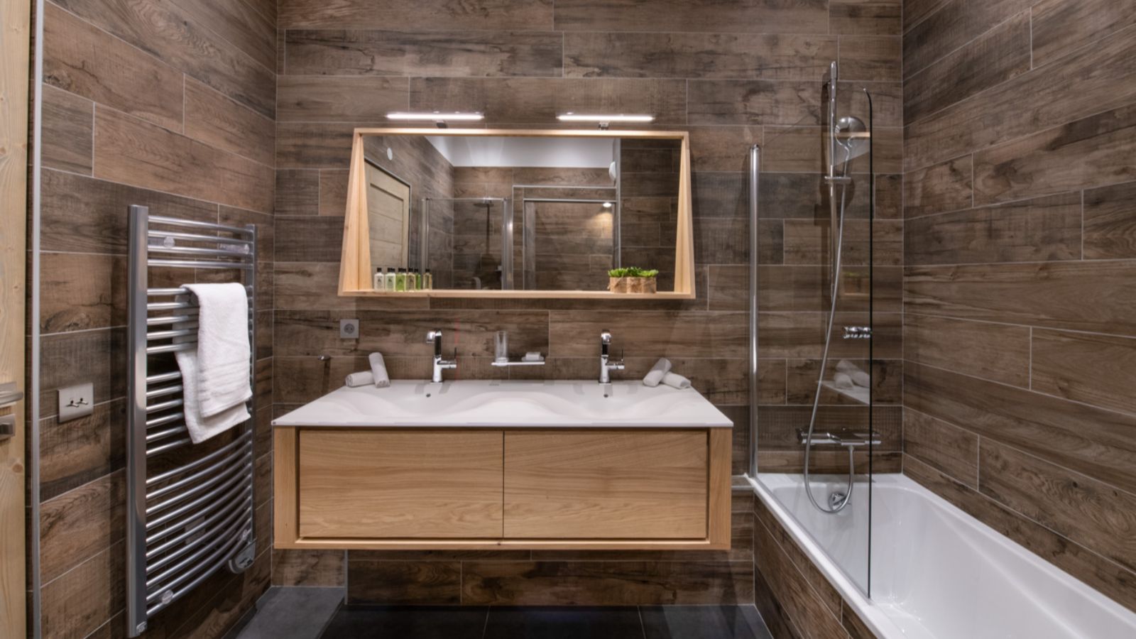 Luxury-Ski-Chalet-Courchevel-1650-D15-Penthouse-Le-C-Resort-Oxford-Ski-Bathroom2.jpg