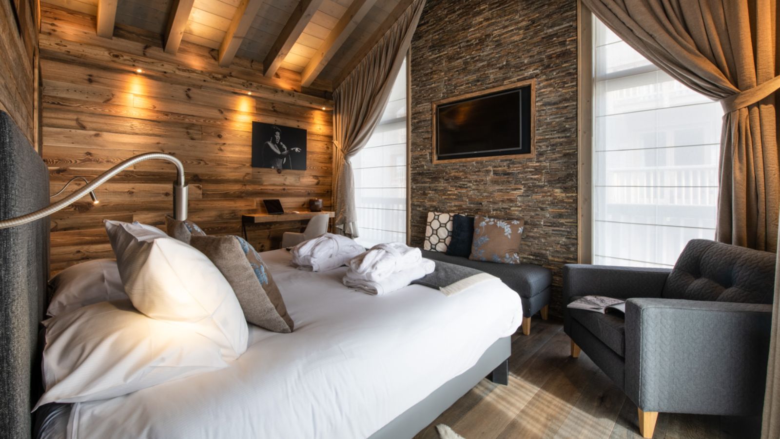 Luxury-Ski-Chalet-Courchevel-1650-D15-Penthouse-Le-C-Resort-Oxford-Ski-bedroom (11).jpg