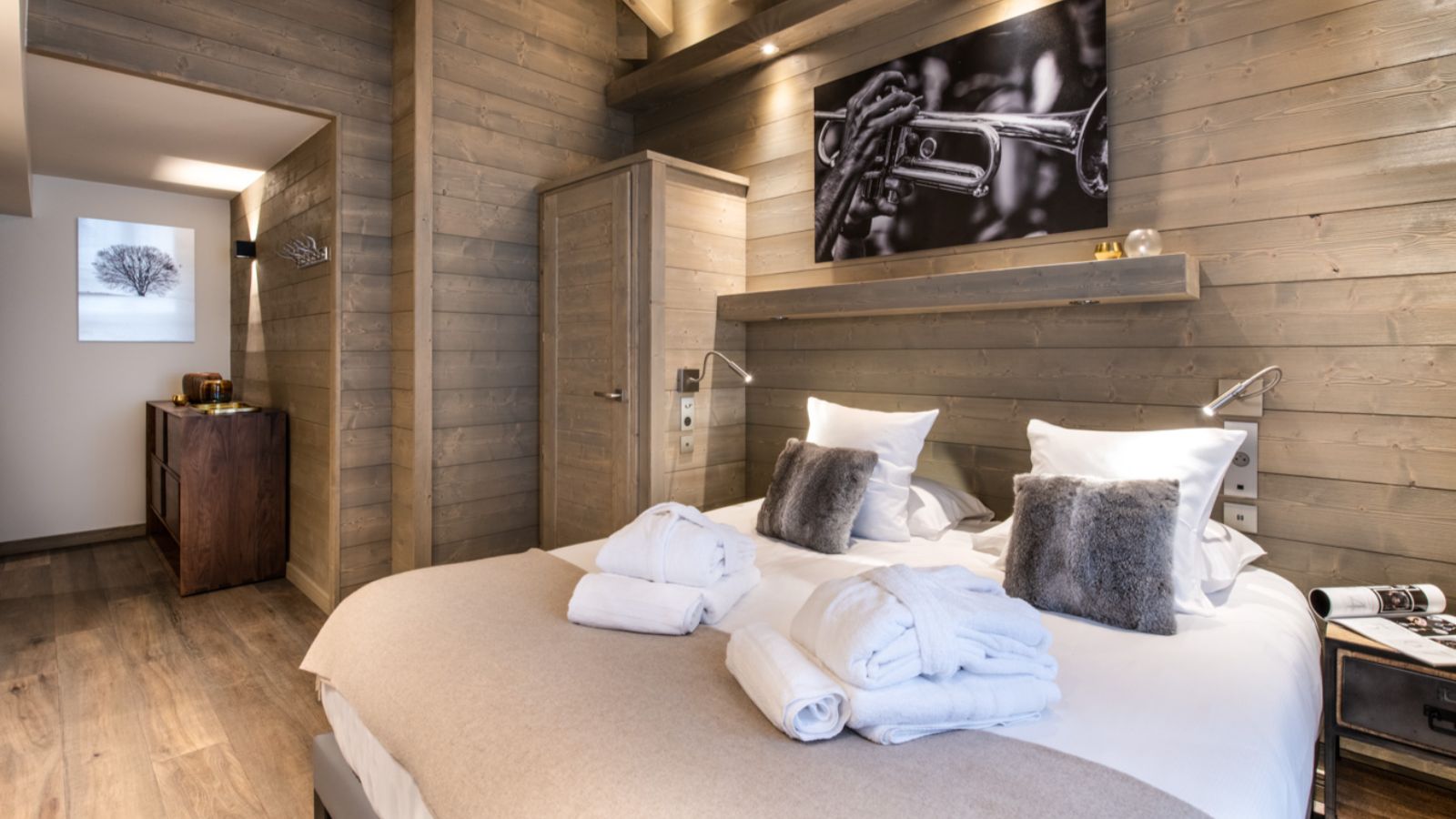 Luxury-Ski-Chalet-Courchevel-1650-D15-Penthouse-Le-C-Resort-Oxford-Ski-bedroom (16).jpg