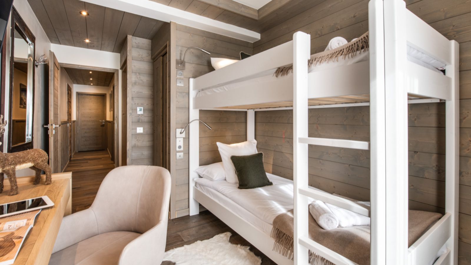 Luxury-Ski-Chalet-Courchevel-1650-D15-Penthouse-Le-C-Resort-Oxford-Ski-bunk-bedroom (13).jpg