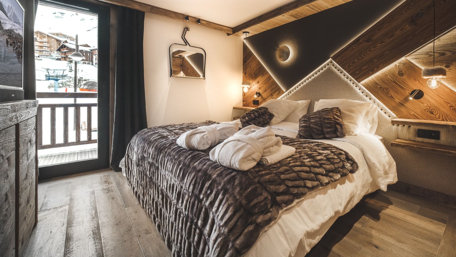 Luxury-Ski-Chalet-Tignes-ChaletArolla-OSC-Bedroom (10).jpg