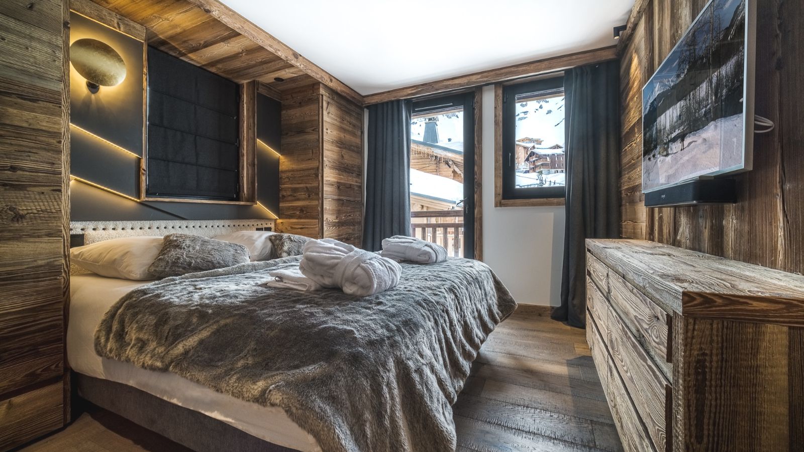 Luxury-Ski-Chalet-Tignes-ChaletArolla-OSC-Bedroom.jpg