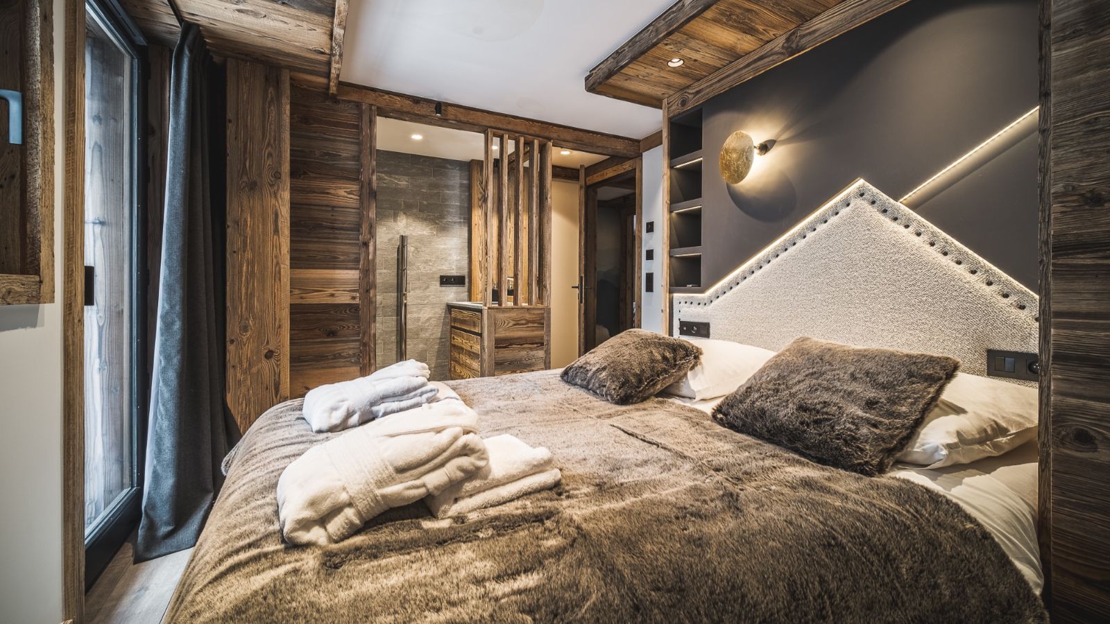 Luxury-Ski-Chalet-Tignes-ChaletArolla-OSC-Bedroom (2).jpg
