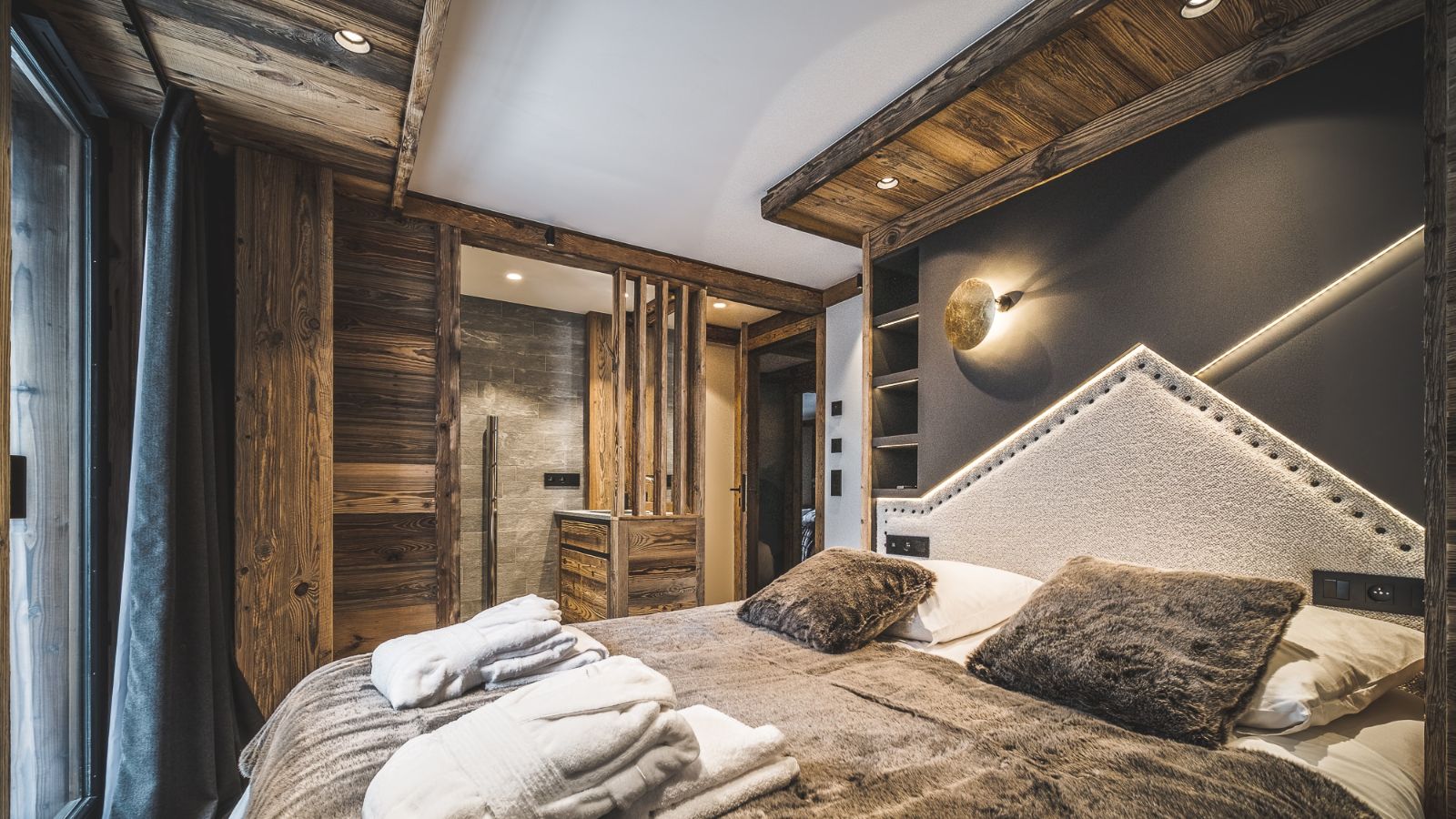 Luxury-Ski-Chalet-Tignes-ChaletArolla-OSC-Bedroom (3).jpg