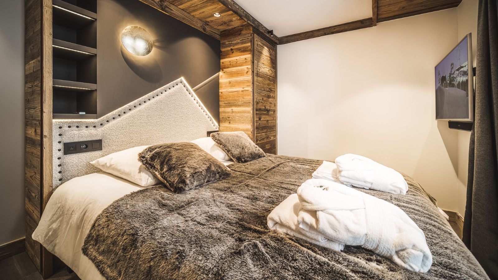 Luxury-Ski-Chalet-Tignes-ChaletArolla-OSC-Bedroom (4).jpg