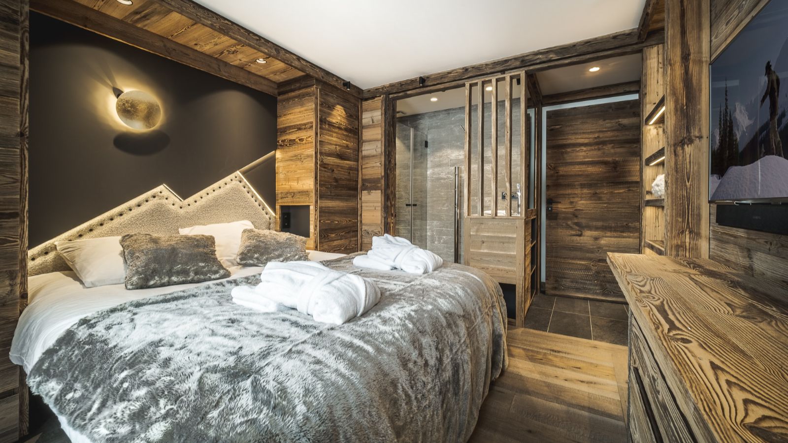 Luxury-Ski-Chalet-Tignes-ChaletArolla-OSC-Bedroom (5).jpg
