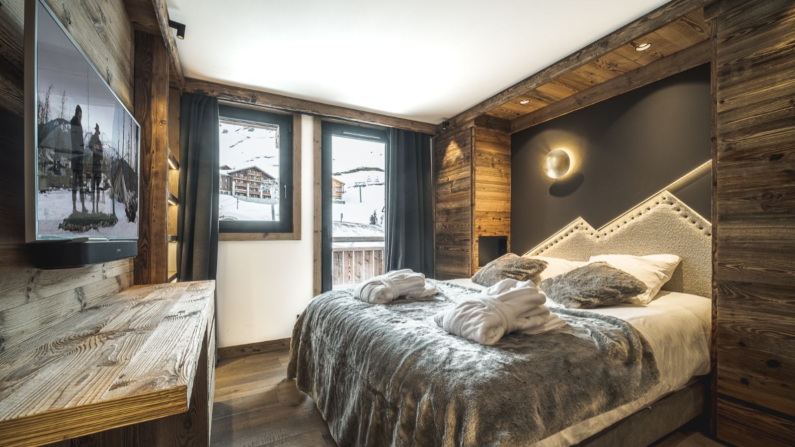 Luxury-Ski-Chalet-Tignes-ChaletArolla-OSC-Bedroom (6).jpg
