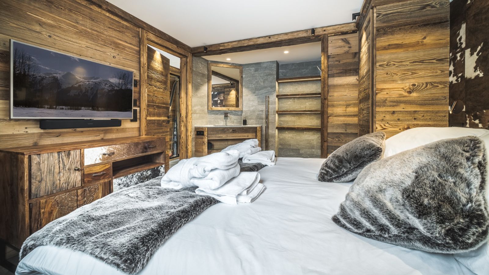 Luxury-Ski-Chalet-Tignes-ChaletArolla-OSC-Bedroom (7).jpg